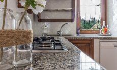 Villa Maestrale | Küche mit Arbeitsplatte aus Granit, Gasherd und Spülmaschine Villa Maestrale, Cala Ginepro, Olbia