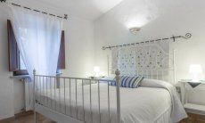 Villa Maestrale | Schlafzimmer 1 mit Doppelbett im oberen Stockwerk Villa Maestrale, Cala Ginepro, Olbia