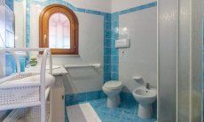 Villa Maestrale | Bad 1 mit Dusche im oberen Stockwerk Villa Maestrale, Cala Ginepro, Olbia