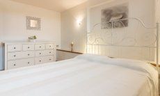 Villa Maestrale | Schlafzimmer 2 mit Doppelbett im UG Villa Maestrale, Cala Ginepro, Olbia