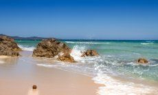 Sandstrand und blaues Meer