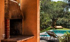 Villa Pino | Gemauerter Barbecue Pool und Garten
