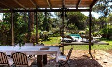 Villa Pino | Blick von der Terrasse zum Pool Pool und Garten