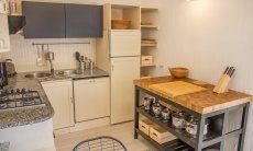 Casa 1 | Kücheninsel mit Abstell- und Arbeitsflächen sowie einem Eßtisch mit schwarzer Granitplatte Casa 1 - Sant'Elmo