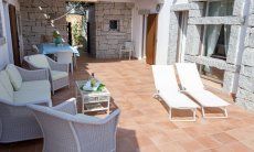 Li Conchi 11 | Patio mit eleganten Sitzmöbeln und Liegen Li Conchi 11, Cala Sinzias