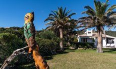 Villetta 3 | Wahrzeichen des Hauses die handgeschnitzte Statue Eulenstatue mit Garten Villetta 3 Costa Rei