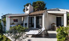 Villetta 3 | Großzügige, überdachte Terrasse mit gemauertem Barbecue Aussenbereich Villetta 3 Costa Rei