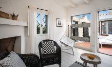 Casa 1 | Blick vom Wohnzimmer in den Innenhof Einrichtung Casa 1 Sant'Elmo