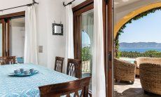 Villa Maestrale | Esstisch mit Blick auf Pool und Meer New picture