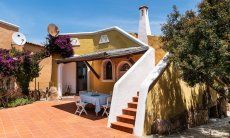 Villa Maestrale | Innenhof mit überdachtem Esstisch New picture