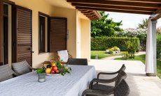 Villa Rosamar | Esstisch auf der Terrasse mit bequemen Stühlen New picture 2021