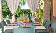 Villa Girasole | Essbereich auf der Terrasse mit Blick ins Grüne New Picure 2022