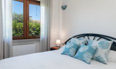 Villa Girasole | Blick aus dem Schlafzimmer mit Doppelbett New Picture 2022