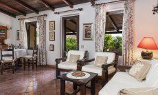 Villa Lucia | Traditionell eingerichtetes Wohnzimmer mit Blick auf die Terrasse New Picture 2022