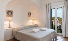 Li Conchi 17 | Schlafzimmer 3 mit Doppelbett und Tür zum Garten New Picture 2022