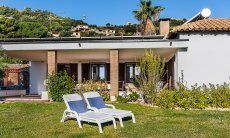 Villa Palme | Gartenanlage mit Liegestühlen New Picture