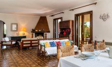 Villa Palme | Wohnraum mit Kamin und Esstisch New Picture