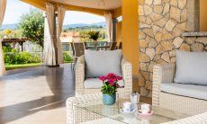 Villa Girasole | Gemütliche Sitzlounge auf der Terrasse New Picture