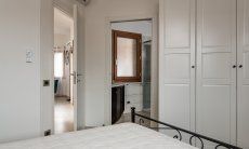 Villa Iris | Ensuite Bad und geräumige Schrankwand New Picture