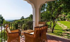 Villa Aquila Alta | Terrasse im Eingangsbereich mit Esspatz und Sitzgruppe New Picture