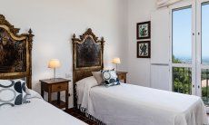 Villa Aquila Alta | Historische Elemente im Schlafzimmer und ein Blick auf die Ebene von Pula New Picture