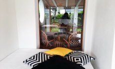 Villa Kika | Auf besonderen Wunsch der Gäste stellen wir auf die Terrasse ein Outdoorbed vor die Glasfront zum Wohnzimmer Villa Kika