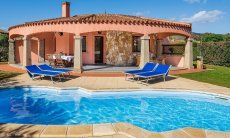 Hausansicht mit Privatpool