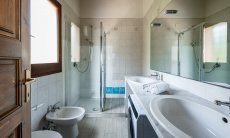 Villa Fiori 3 | Modernes, renoviertes Duschbad mit 2 Waschbecken und Waschmaschine New Picture 2025