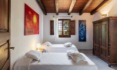 Villa Fiori 3 | Das zweite Schlafzimmer hat 2 Einzelbetten, die zusammengestellt werden können New Picture 2025