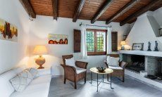 Villa Fiori 3 | Das Wohnzimmer ist gemütlich eingerichtet mit gemauerter Sitzbank und einem Innenkamin New Picture 2025