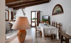 Villa Fiori 3 | Eßtisch im Wohnzimmer - ideal für eine entspannte Zeit in der Vor- und Nachsaison New Picture 2025