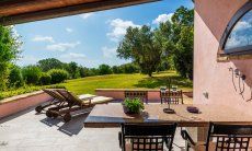Villa Fiori 3 | Von der überdachten Terrasse sehen Sie in den gepflegten Garten New Picture 2025