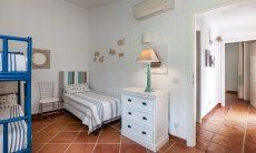 Li Conchi 44 | 2. geräumiges Schlafzimmer mit 3 Betten, davon ein Etagenbett und ein Einzelbett New Picture 2025