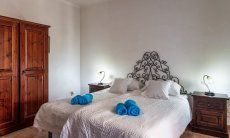 Villa Palme | 2. Schlafzimmer mit geräumiger Schrankwand New Picture