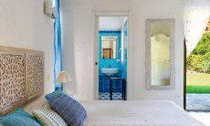 Villa Serena | Das mit einem Doppelbett ausgestattete Schlafzimmer hat einen Zugang zur hinteren Terrasse New Picture 2025