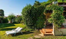 Villa Serena | Alteingewachsener Garten vor dem Haus New Picture 2025