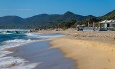 Villa Serena | Aufnahme des Strandes an einem Tag im Herbst mit Wellen - ein großer Spaß für alle New Picture 2025