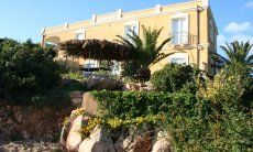 Villa Aquila Alta | Villa Aquila inmitten von Felsen, Palmen und Büschen Villa Aquila