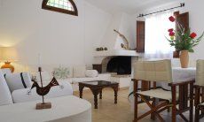 Villa Fiori 4 | Gemütliches Wohnzimmer mit Kamin und Esstisch Villa Fiori 4