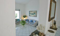 Villa Bella | Offener und heller Wohnbereich Bogenöffnung vom Eingangsbereich zum Wohnbereich von Villa Bella