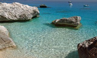 Ostküste - Buchten und Grotten | Sardinien Cala Goloritze ist ein beliebtes Ausflugsziel und nur per Boot oder über einen langen Fußweg zu erreichen