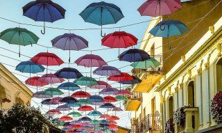 Hunderte von bunten Regenschirmen schmücken die Straßen von Pula im Sommer