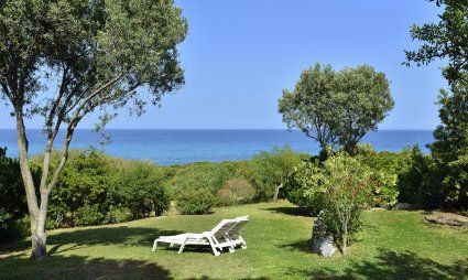 Groß angelegter Garten mit Blick auf das türkisfarbene Meer 