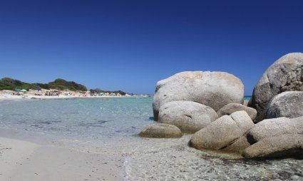 Strand von Sant Elmo mit Granitfelsen und kristalklarem Wasser