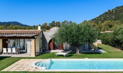 Pool, Terrasse und Tor zum Innenhof von  Villa Campidano 21