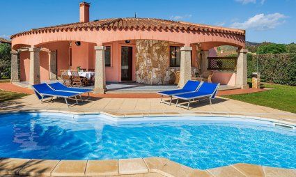 Hausansicht mit Privatpool