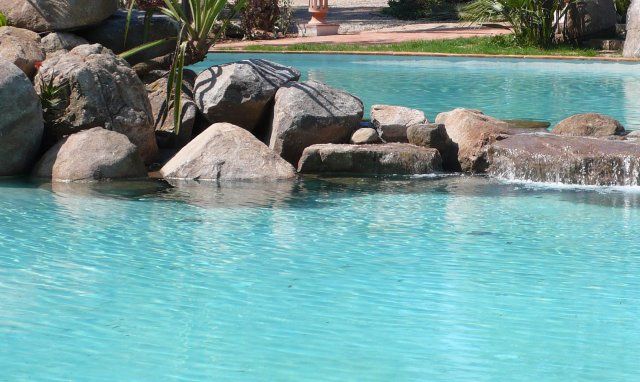 Gemeinschaftspool mit Granitfelsen Li Conchi, Cala Sinzias