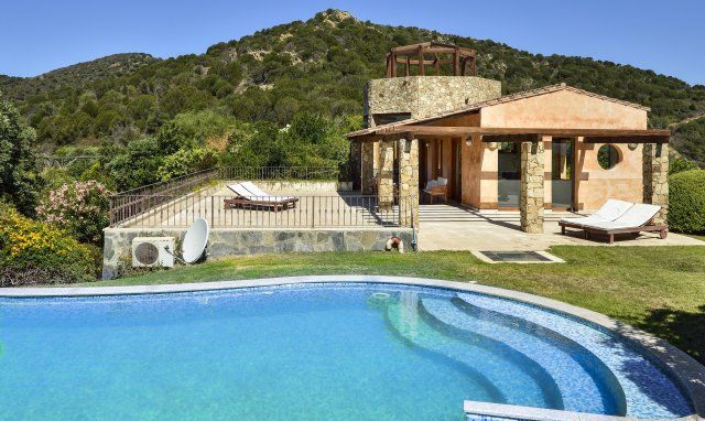 Villa Torretta Chia | Großer, privater Pool und alleinstehendes Haus mit Panoramaterrasse Besondere Poolvillen