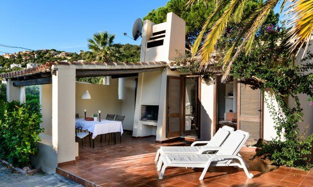 Villa Carla | Teilüberachte Terrasse mit Esstisch uns Sonnenliegen Villa Carla