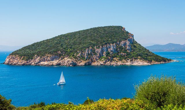 Segelboot vor der Insel Figarolo bei Golfo Aranci